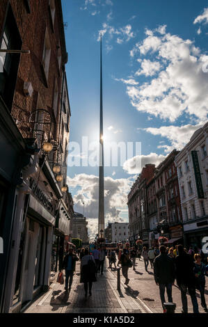 Le Spire de Dublin, vous pouvez également intitulé le Monument de la lumière, est un grand, inox, borne-comme monument situé 120 mètres de hauteur, situé sur le s Banque D'Images