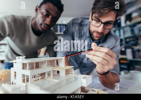 Deux jeunes architectes travaillant sur les nouveaux modèle de maison de l'architecture. Designers à la maison au modèle en studio. Banque D'Images