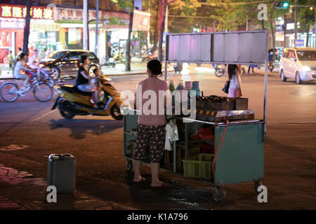 Une femme hawker vendre les boissons sur la nuit dans la rue, ville de Shenzhen Guangdong (Chine). Banque D'Images
