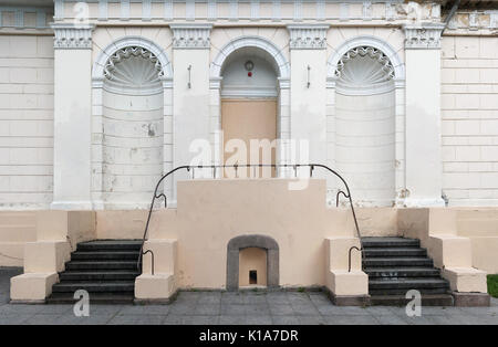 Élément de décoration de l'ancien bâtiment abandonné dans le style de l'Empire - portique fermé avec un arc et des escaliers. Banque D'Images