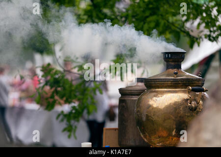 Samovar Russe, une marmite en cuivre du charbon traditionnel pour préparer le thé. Banque D'Images