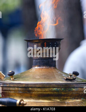 Samovar Russe, une marmite en cuivre du charbon traditionnel pour préparer le thé. Banque D'Images