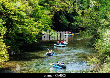 Zagori, Épire, Grèce - le 29 août 2017 : l'équipe d'aventure faisant du rafting sur les eaux froides de la rivière Voidomatis à Zagori. La rivière Voidomatis est l'un o Banque D'Images