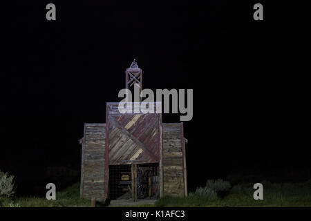 Firehouse allumé contre un ciel de nuit en Bodie State Historic Park, Banque D'Images