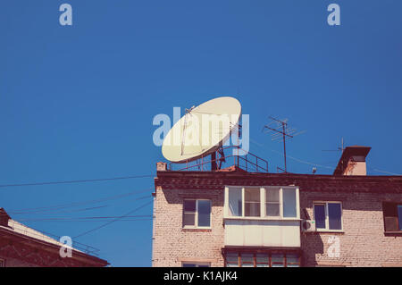 Chaînes de conceptuel et de l'antenne sur ciel bleu effet filtre vintage rétro. Banque D'Images