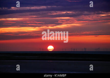 Coucher de soleil derrière d'éoliennes à Westgate Banque D'Images