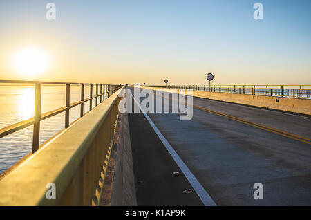 L'autoroute BR-267 plus Serejo Helio le pont entre les États du Mato Grosso do Sul et Sao Paulo, Brésil. Le pont passe au-dessus de la rivière Rio Parana. Banque D'Images