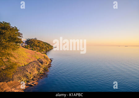 Incroyable coucher du soleil à la rivière. Dégradé de couleurs du ciel de bleu à l'orange et l'horizon sur l'arrière-plan. Photo de Rio Paraná sur Sao Paulo, Braz Banque D'Images