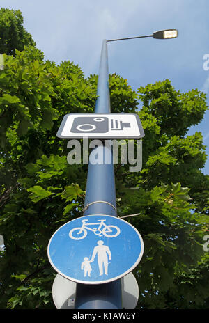 Bleu et blanc britannique signe indiquant un itinéraire partagé non réservés pour les cyclistes et les piétons au-dessous d'une caméra d'application du code de la sign Banque D'Images