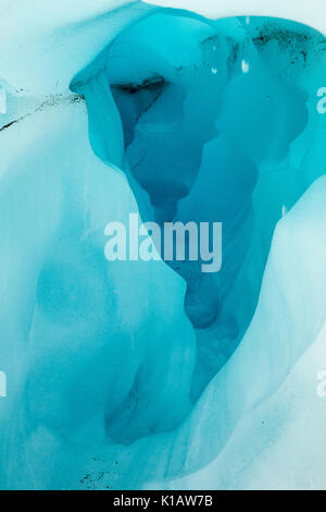 À l'intérieur d'un bleu turquoise, la formation de la glace de glacier Fox Glacier, New Zealand Banque D'Images