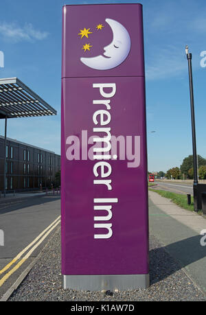 Pilier signe avec logo pour une succursale de la chaîne premier inn près de l'aéroport d'Heathrow, à l'ouest de Londres, Angleterre Banque D'Images