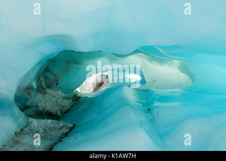 À l'intérieur d'un bleu turquoise, la formation de la glace de glacier Fox Glacier, New Zealand Banque D'Images