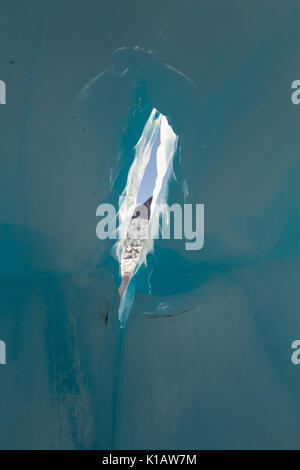 À l'intérieur d'un bleu turquoise, la formation de la glace glaciaire en vue de l'au-delà du glacier sur Fox Glacier, New Zealand Banque D'Images