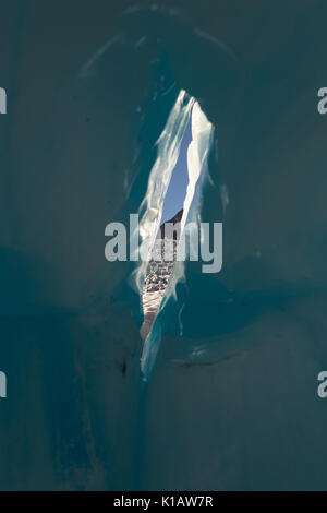 À l'intérieur d'un bleu turquoise, la formation de la glace glaciaire en vue de l'au-delà du glacier sur Fox Glacier, New Zealand Banque D'Images