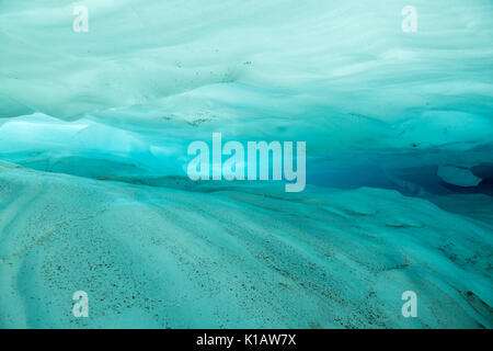 À l'intérieur d'un bleu turquoise, la formation de la glace de glacier Fox Glacier, New Zealand Banque D'Images