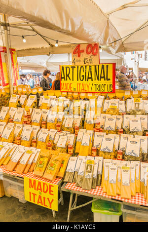 Différents types de pâtes pour la vente à un décrochage au marché de campo dei fiori Banque D'Images