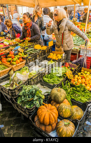 Clients au kiosque de légumes au marché de campo dei fiori Banque D'Images