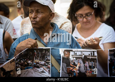 Afficher les images d'immigrants expulsés les affrontements avec la police italienne lors d'une conférence de presse à Rome, Italie, 25 août 2017. Autour de 100 squatteurs immigrés expulsés le 19 août d'un immeuble situé à Rome, dans le centre de Piazza Indipendenza le 24 août s'avec la police qui ont défriché de la place. Plus de 400 réfugiés érythréens et éthiopiens et les demandeurs d'asile avaient été dans l'immeuble pour les quatre ans à la conférence de presse sur la photo (Photo par Andrea Ronchini/Pacific Press) Banque D'Images