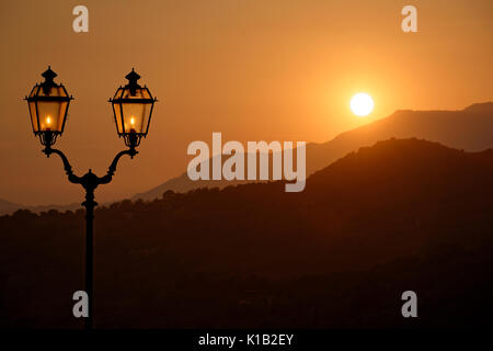 Coucher de soleil pris de la place en face de l'église appelé Morigerati situé dans le Parc National du Cilento Banque D'Images