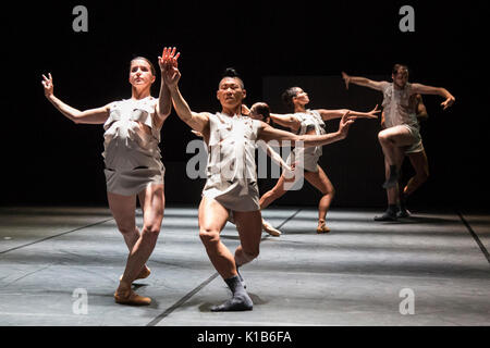 *** Utilisée uniquement dans le cadre de reporting ruhrtriennale *** Essen, Allemagne, 23 août 2017. dancers performing la section 'Modèle'. chorégraphe américain, Richard Siegal présente trois étapes : 'modèle', 'in medias res' et en première mondiale 'el dorado' à la ruhrtriennale pacte zollverein pour un festival culturel en 2017. Banque D'Images