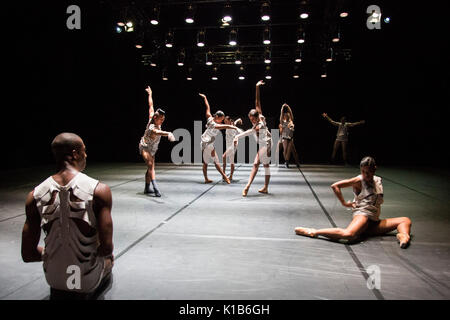 *** Utilisée uniquement dans le cadre de reporting ruhrtriennale *** Essen, Allemagne, 23 août 2017. dancers performing la section 'Modèle'. chorégraphe américain, Richard Siegal présente trois étapes : 'modèle', 'in medias res' et en première mondiale 'el dorado' à la ruhrtriennale pacte zollverein pour un festival culturel en 2017. Banque D'Images