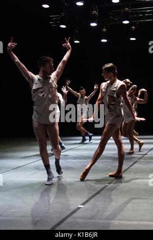 *** Utilisée uniquement dans le cadre de reporting ruhrtriennale *** Essen, Allemagne, 23 août 2017. dancers performing la section 'Modèle'. chorégraphe américain, Richard Siegal présente trois étapes : 'modèle', 'in medias res' et en première mondiale 'el dorado' à la ruhrtriennale pacte zollverein pour un festival culturel en 2017. Banque D'Images