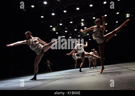 *** Utilisée uniquement dans le cadre de reporting ruhrtriennale *** Essen, Allemagne, 23 août 2017. dancers performing la section 'Modèle'. chorégraphe américain, Richard Siegal présente trois étapes : 'modèle', 'in medias res' et en première mondiale 'el dorado' à la ruhrtriennale pacte zollverein pour un festival culturel en 2017. Banque D'Images