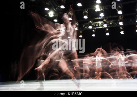 *** Utilisée uniquement dans le cadre de reporting ruhrtriennale *** Essen, Allemagne, 23 août 2017. dancers performing la section 'Modèle'. chorégraphe américain, Richard Siegal présente trois étapes : 'modèle', 'in medias res' et en première mondiale 'el dorado' à la ruhrtriennale pacte zollverein pour un festival culturel en 2017. Banque D'Images