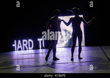 *** Utilisée uniquement dans le cadre de reporting ruhrtriennale *** Essen, Allemagne, 23 août 2017. dancers performing la section 'Modèle'. chorégraphe américain, Richard Siegal présente trois étapes : 'modèle', 'in medias res' et en première mondiale 'el dorado' à la ruhrtriennale pacte zollverein pour un festival culturel en 2017. Banque D'Images