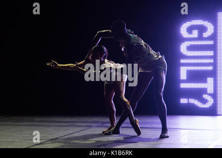 *** Utilisée uniquement dans le cadre de reporting ruhrtriennale *** Essen, Allemagne, 23 août 2017. dancers performing la section 'Modèle'. chorégraphe américain, Richard Siegal présente trois étapes : 'modèle', 'in medias res' et en première mondiale 'el dorado' à la ruhrtriennale pacte zollverein pour un festival culturel en 2017. Banque D'Images