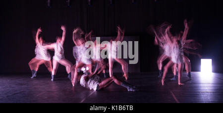 *** Utilisée uniquement dans le cadre de reporting ruhrtriennale *** Essen, Allemagne, 23 août 2017. dancers performing la section 'Modèle'. chorégraphe américain, Richard Siegal présente trois étapes : 'modèle', 'in medias res' et en première mondiale 'el dorado' à la ruhrtriennale pacte zollverein pour un festival culturel en 2017. Banque D'Images