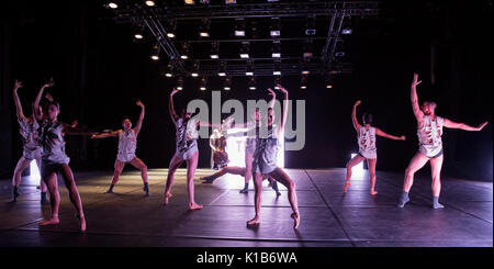 *** Utilisée uniquement dans le cadre de reporting ruhrtriennale *** Essen, Allemagne, 23 août 2017. dancers performing la section 'Modèle'. chorégraphe américain, Richard Siegal présente trois étapes : 'modèle', 'in medias res' et en première mondiale 'el dorado' à la ruhrtriennale pacte zollverein pour un festival culturel en 2017. Banque D'Images