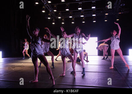 *** Utilisée uniquement dans le cadre de reporting ruhrtriennale *** Essen, Allemagne, 23 août 2017. dancers performing la section 'Modèle'. chorégraphe américain, Richard Siegal présente trois étapes : 'modèle', 'in medias res' et en première mondiale 'el dorado' à la ruhrtriennale pacte zollverein pour un festival culturel en 2017. Banque D'Images