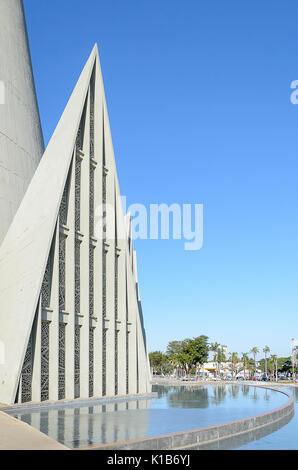 Maringa, Brésil - Juillet 23, 2017 : l'architecture triangulaire détails de Catedral Basilica Menor Nossa Senhora da Gloria reflétée sur l'eau. Banque D'Images