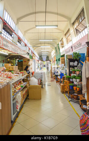 Londrina, Brésil - Juillet 26, 2017 : marché municipal connu sous le nom de Shangri-la dans la ville de Londrina. Marché populaire qui vend de la nourriture, des boissons, des produits d'importation et Banque D'Images