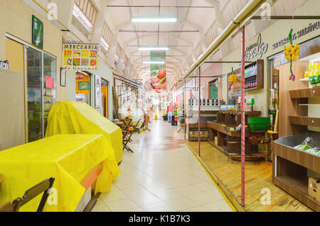 Londrina, Brésil - Juillet 26, 2017 : marché municipal connu sous le nom de Shangri-la dans la ville de Londrina. Marché populaire qui vend de la nourriture, des boissons, des produits d'importation et Banque D'Images