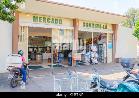 Londrina, Brésil - Juillet 26, 2017 : Entrée de marché municipal connu sous le nom de Shangri-la dans la ville de Londrina. Marché populaire qui vend des aliments, boissons, importés Banque D'Images