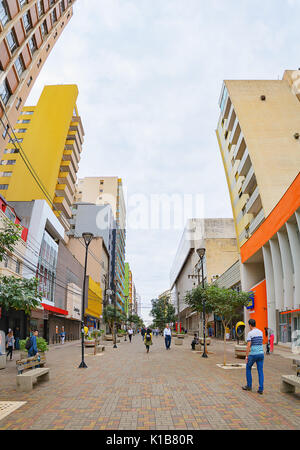 Londrina, Brésil - Juillet 31, 2017 : le centre-ville de Londrina. Les gens marcher entre le centre-ville de magasins. Lieu-dit Calcadao de Londrina destinés à as Banque D'Images