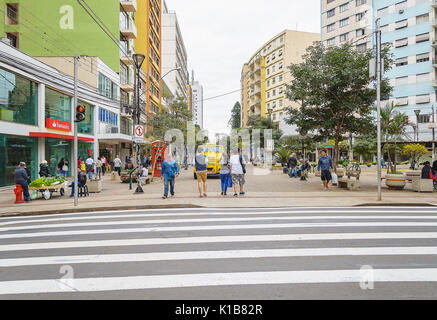 Londrina, Brésil - Juillet 31, 2017 : le centre-ville de Londrina. Les gens marcher entre le centre-ville de magasins. Lieu-dit Calcadao de Londrina destinés à as Banque D'Images