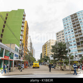 Londrina, Brésil - Juillet 31, 2017 : le centre-ville de Londrina. Les gens marcher entre le centre-ville de magasins. Lieu-dit Calcadao de Londrina destinés à as Banque D'Images