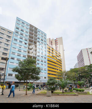 Londrina, Brésil - Juillet 31, 2017 : le centre-ville de Londrina. Les gens marcher entre le centre-ville de magasins. Lieu-dit Calcadao de Londrina destinés à as Banque D'Images