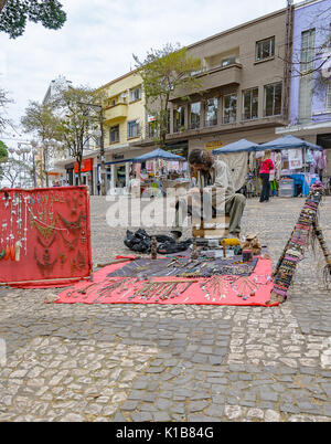 Londrina, Brésil - Juillet 31, 2017 : Hippie de vendre son art sur Londrina centre-ville, des bijoux à l'étage, produits artisanaux. Banque D'Images