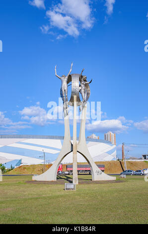 Londrina, Brésil - Juillet 31, 2017 : Monument O Passageiro en face du Terminal Rodoviário de Londrina. Grande sculpture de métal avec base en béton de deux hu Banque D'Images