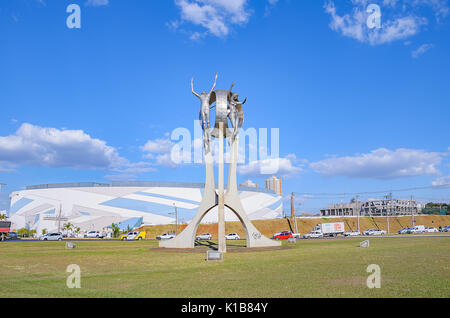 Londrina, Brésil - Juillet 31, 2017 : Monument O Passageiro en face du Terminal Rodoviário de Londrina. Grande sculpture de métal avec base en béton de deux hu Banque D'Images