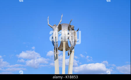 Londrina, Brésil - Juillet 31, 2017 : Monument O Passageiro en face du Terminal Rodoviário de Londrina. Grande sculpture de métal avec base en béton de deux hu Banque D'Images