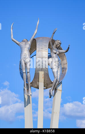 Londrina, Brésil - Juillet 31, 2017 : Monument O Passageiro en face du Terminal Rodoviário de Londrina. Grande sculpture de métal avec base en béton de deux hu Banque D'Images