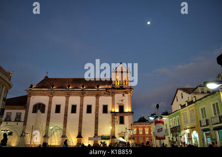 Salvador, Bahia, Brésil - le 22 décembre 2015 : Praça da Sé et mettant en évidence la basilique cathédrale. Banque D'Images