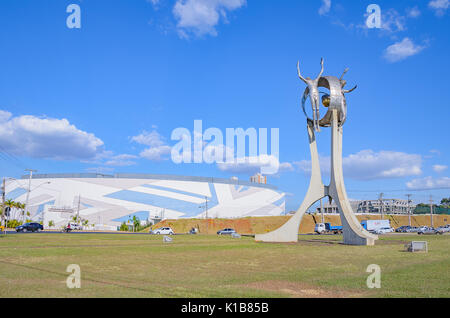 Londrina, Brésil - Juillet 31, 2017 : Monument O Passageiro en face du Terminal Rodoviário de Londrina. Grande sculpture de métal avec base en béton de deux hu Banque D'Images