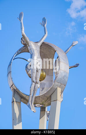 Londrina, Brésil - Juillet 31, 2017 : Monument O Passageiro en face du Terminal Rodoviário de Londrina. Grande sculpture de métal avec base en béton de deux hu Banque D'Images