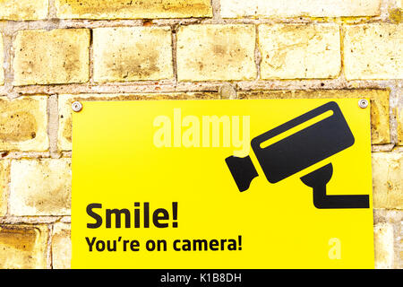 Sourire vous êtes sur camera sign, sourire vous êtes sur CCTV CCTV camera signe, signe, CCTV, avertissement, sourire ! Signer, l'appareil photo, un grand frère qui surveille, grand frère, UK Banque D'Images